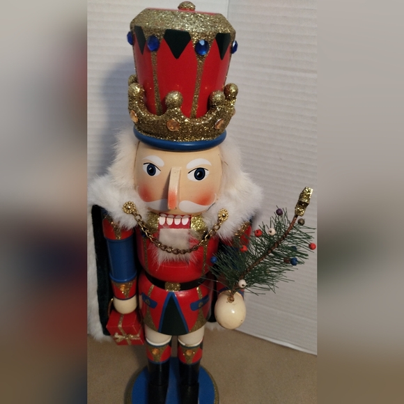 King Nutcracker With Cape Holding A Christmas Tree - Picture 3 of 16